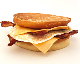 Tost z jajkiem i bekonem